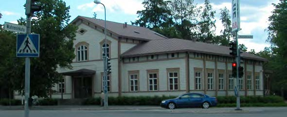 Kuva 5. Hotelli Wahreninkadun päästä kuvattuna 1909 Forssa Osake Yhtiön 50-vuotisjuhlien aikaan ja vuonna 2013.