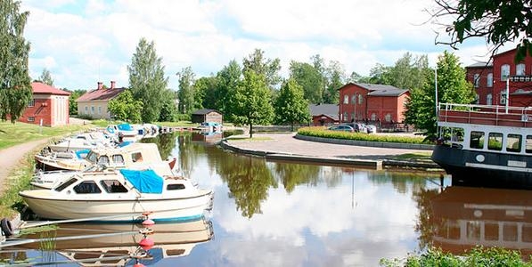 Kesäinen Loimijoki ja Kehräämön venepaikat
